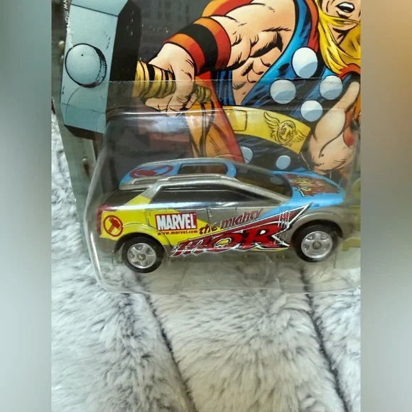 Maisto Marvel Die-Cast Toy Car - Blue and Red - Picture 2 of 5